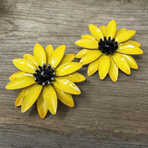 Vintage Metal Yellow Flower Earrings Clip Ons Goldtone Black Centers - Picture 4 of 7